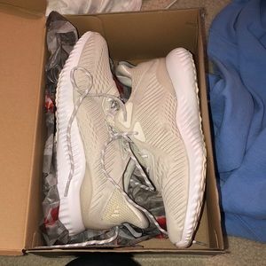 NEVER WORN adidas alphabounce shoes
